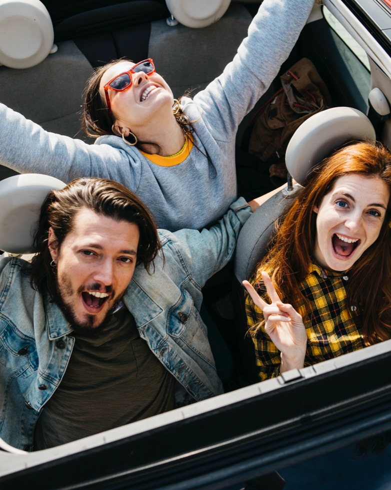 jovenes que han alquilado un coche en asturias a través de alvemaco rent y están muy contentos de tener un coche ultimo modelo de alquiler para sus vacaciones y recorrer asturias en un coche descapotable